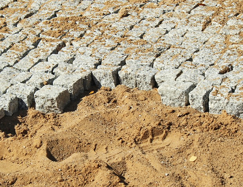 Pflastersand in der Anwendung