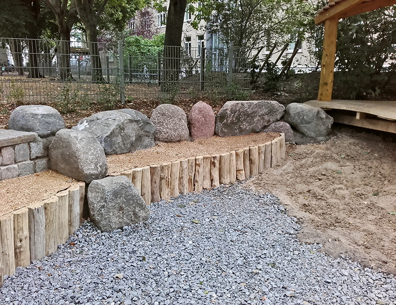 Kompost Erden Nord – Kompost Erden Nord – Spielplatz mit Steinen